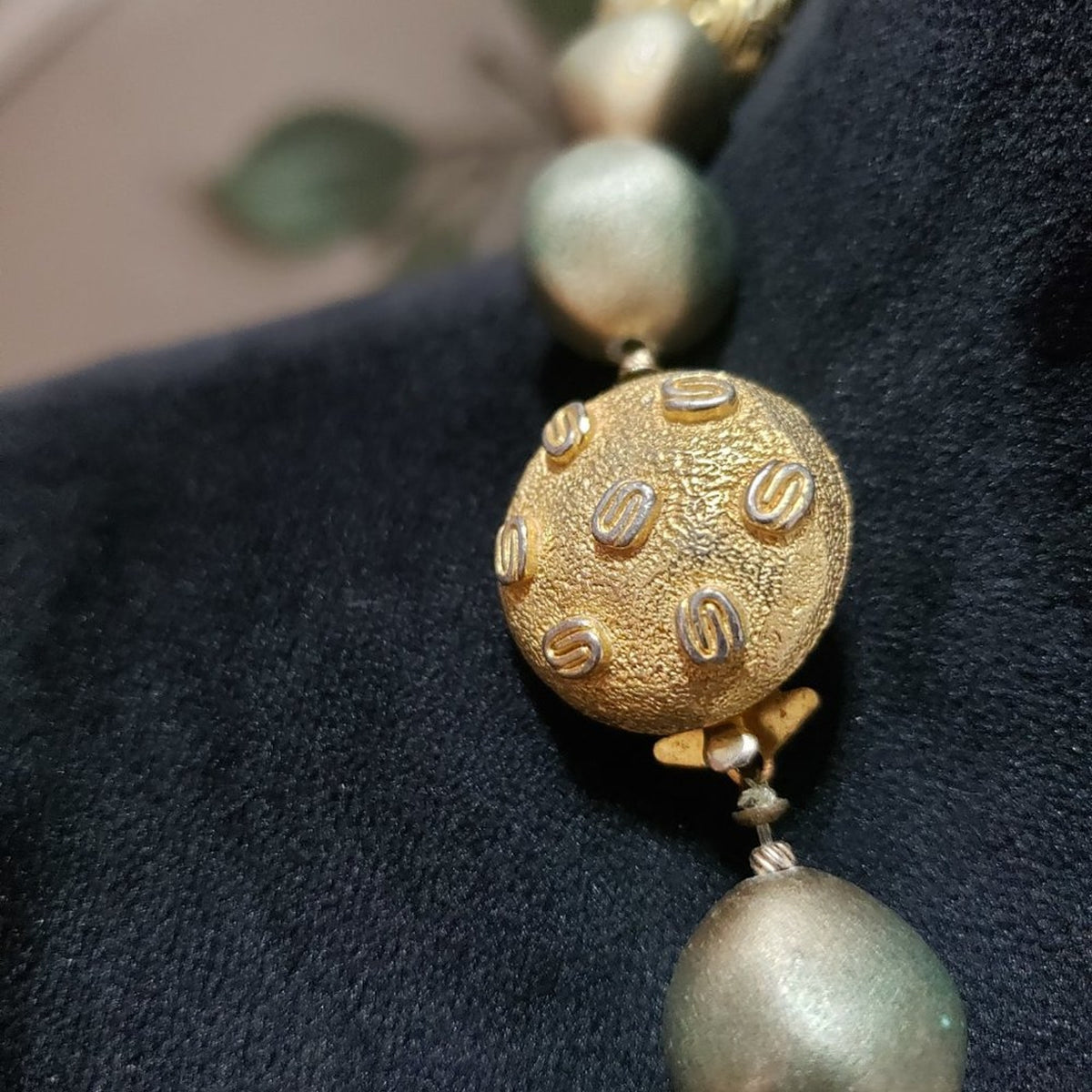 Women's Gold Tone Round Pearl Beaded Fashion Pendant Necklace