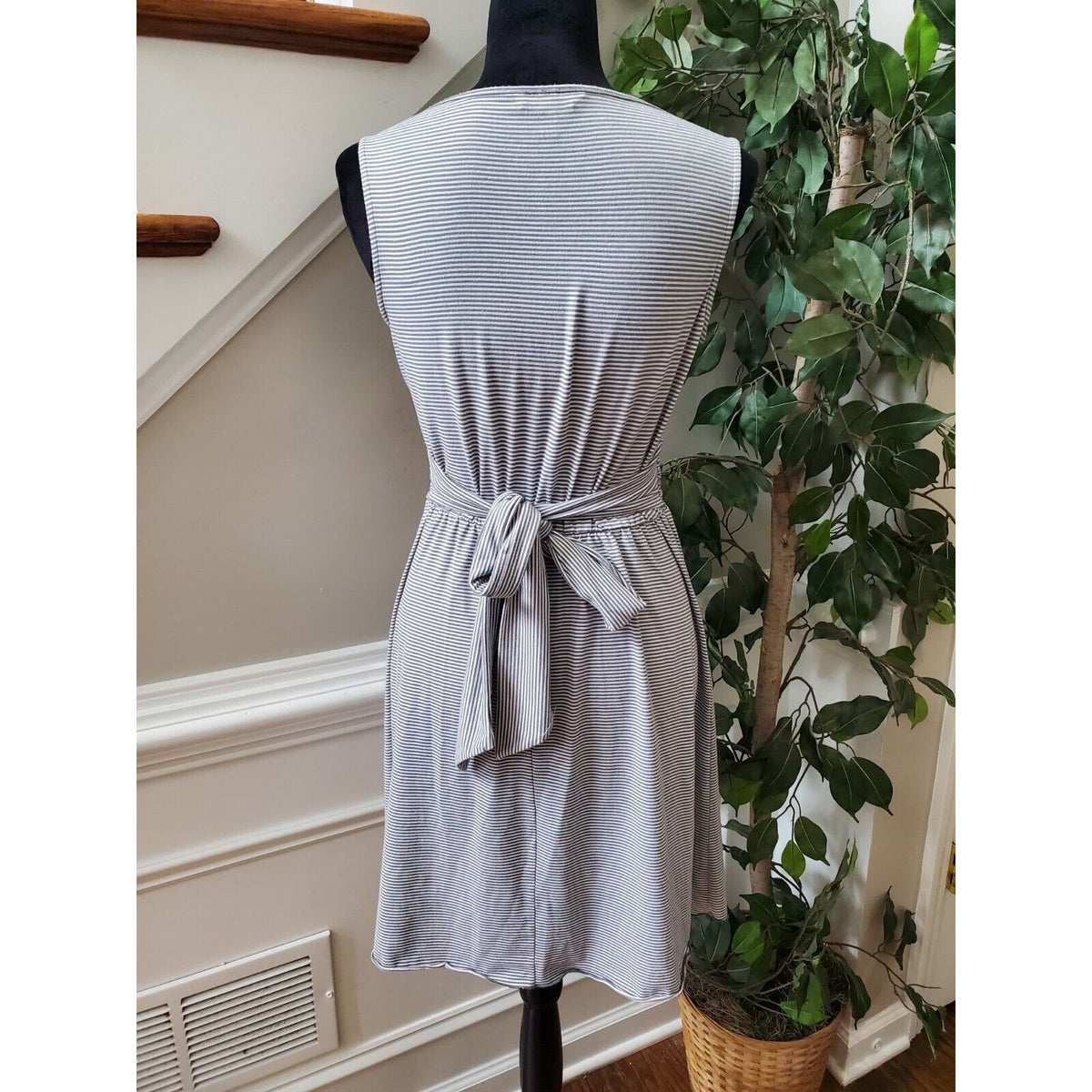 Specklers Women's White & Gray Polyester V-Neck Sleeveless Knee Length Dress M