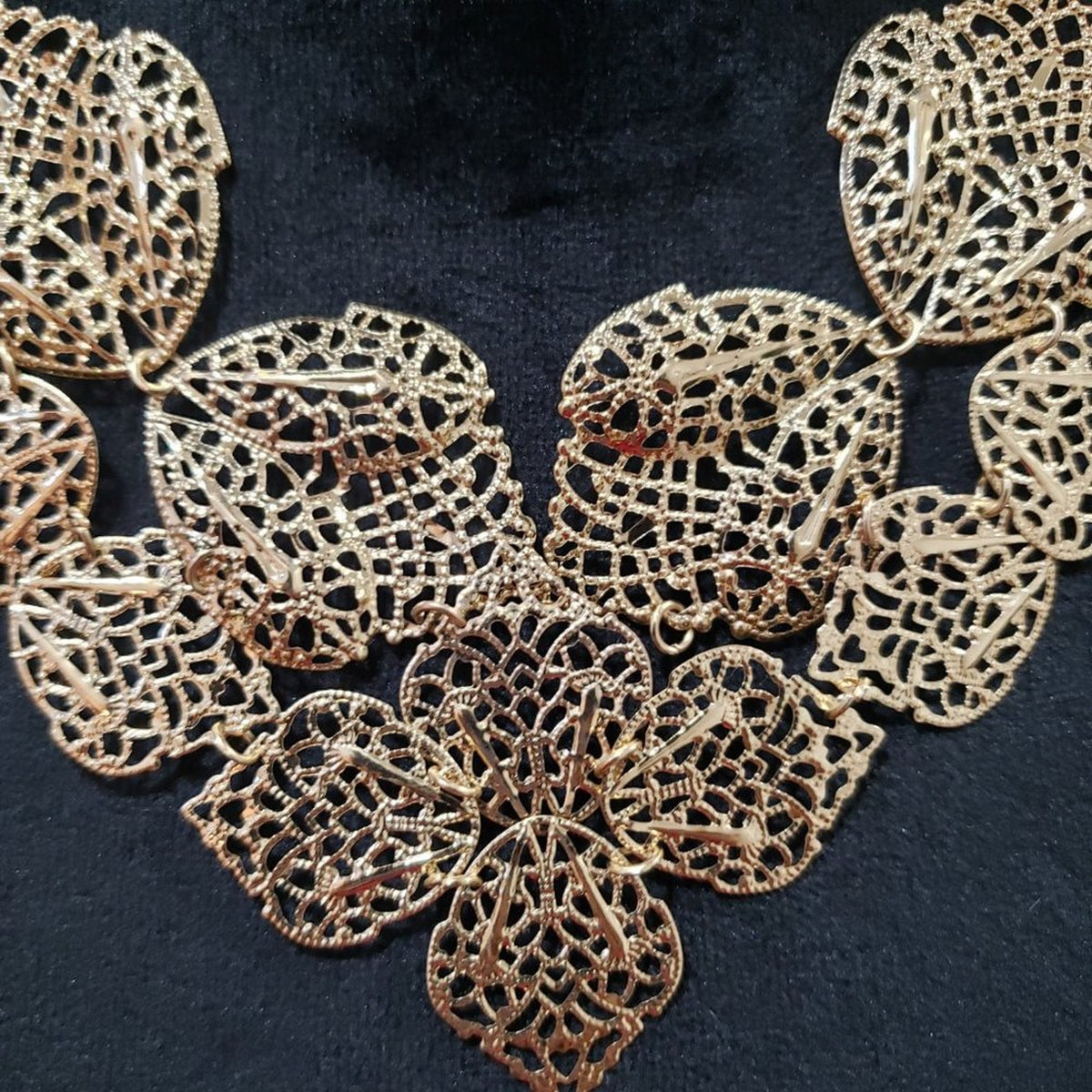 Women Vintage Gold Tone Bohemian Delicate Filigree Leaf Motif Statement Necklace