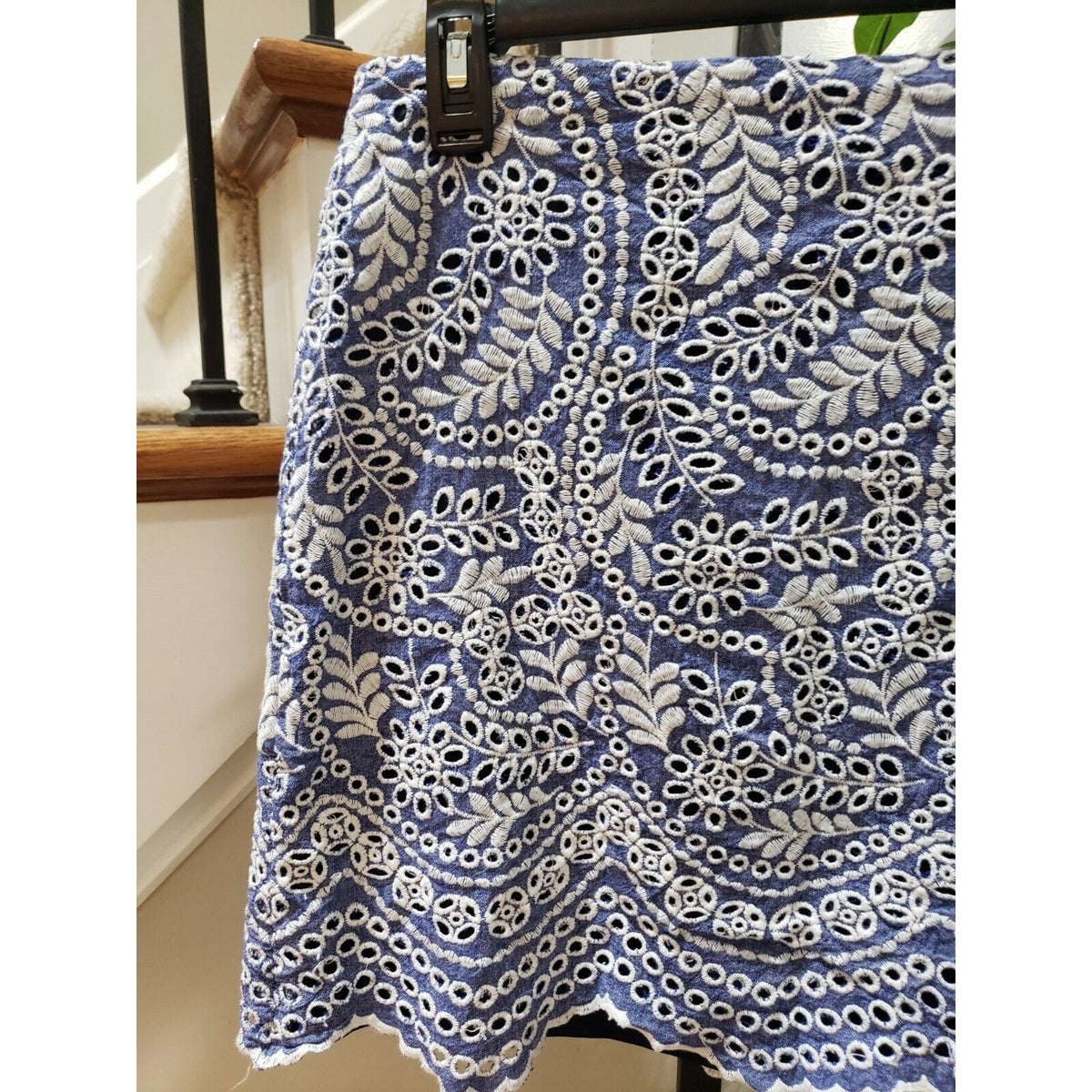Ann Taylor LOFT Women Blue White Cotton Embroidered Scalloped Shift Skirt Size 8