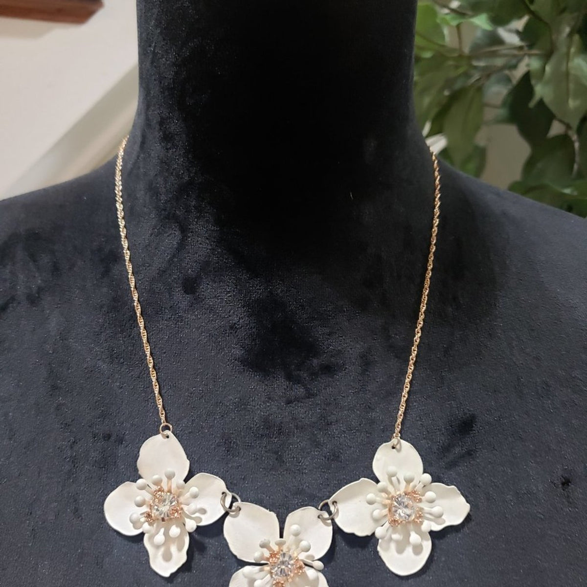 Women's White Simple And Beautiful Stunning Floral Necklace