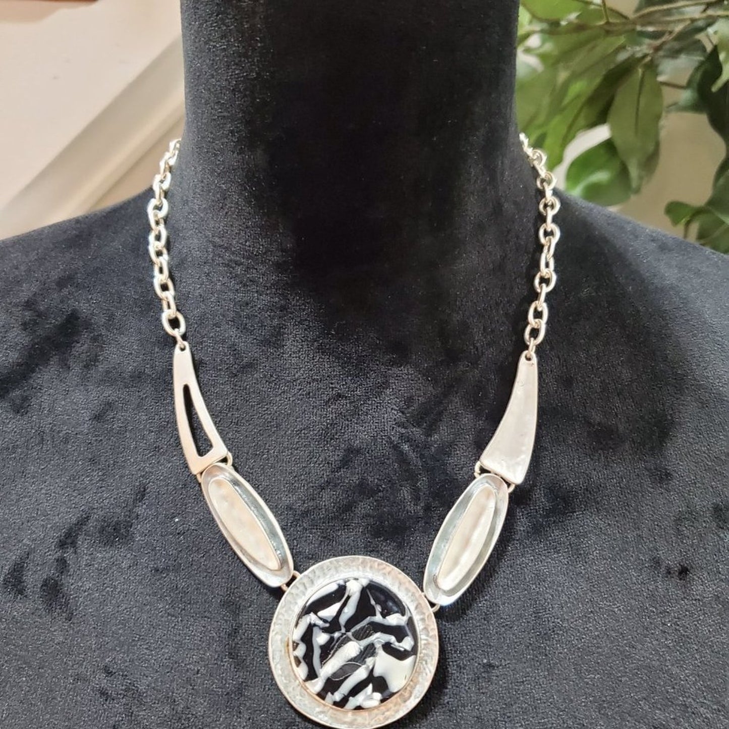 Women's Round White Black Resin Gold Chain Fashion Jewelry Necklace