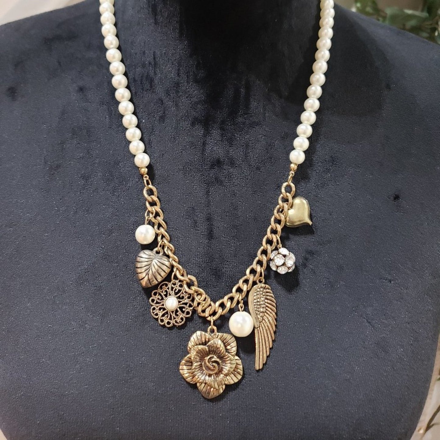 Womens Fashions Gold Tone Flower Heart Beaded Collar Necklace w/ Lobster Clasp