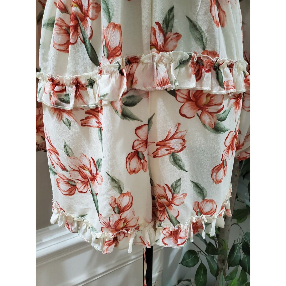 Fashion Nova Womens Cream V Neck Floral Long Sleeve 2 Piece Romper Size Medium