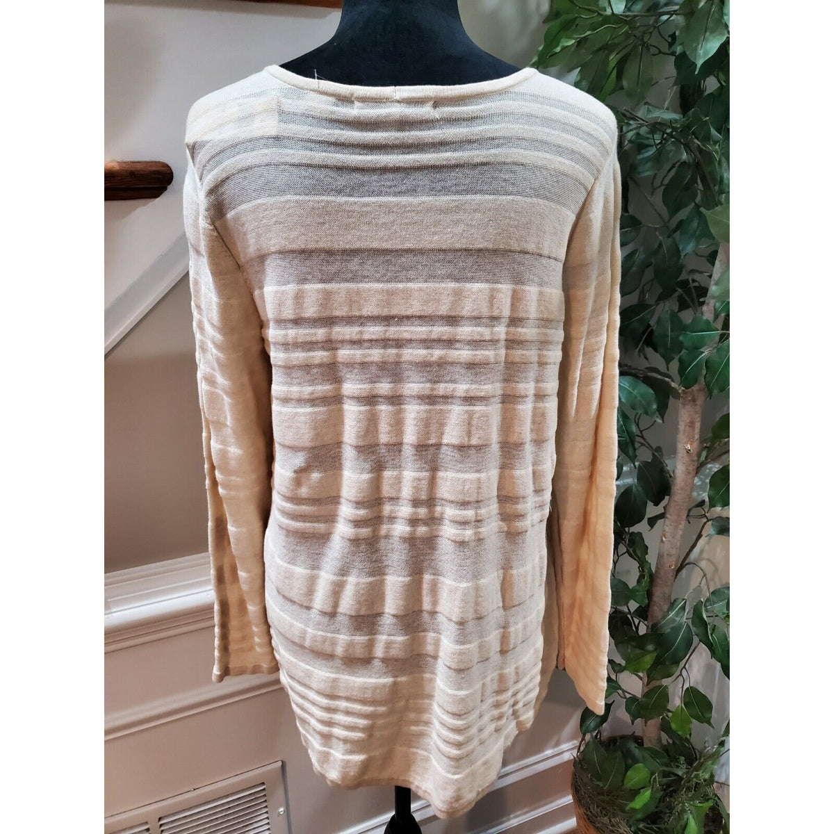 Eight Eight Eight Women's Beige Round Neck Long Sleeve Pullover Knit Sweater M
