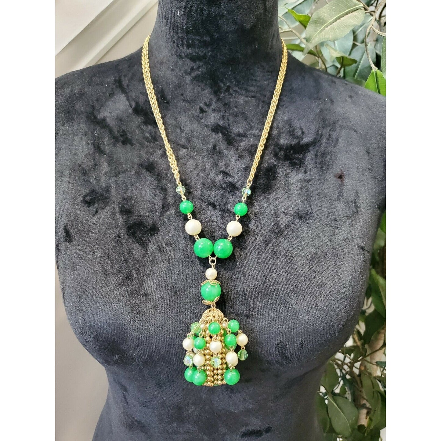 Green and White Pearl Beaded Necklace