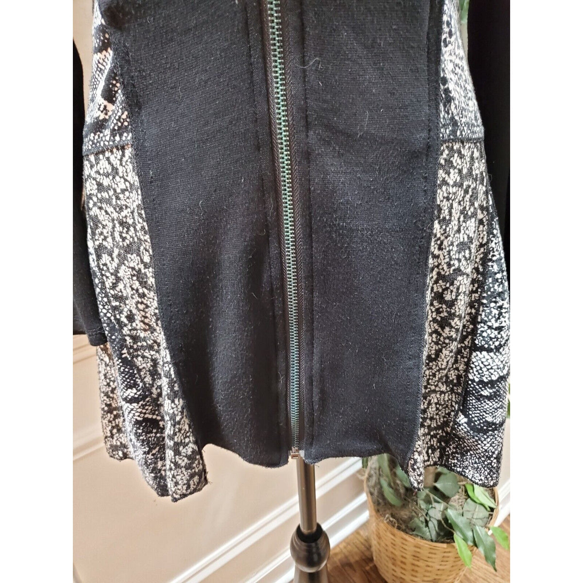 Fleur De Lis Women's Black & White Acrylic Long Sleeve Full Zip Front Jacket S