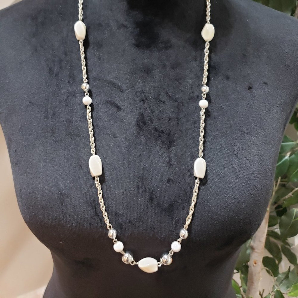 Women's White Round Beaded Link Chain Fashion Pendant Necklace