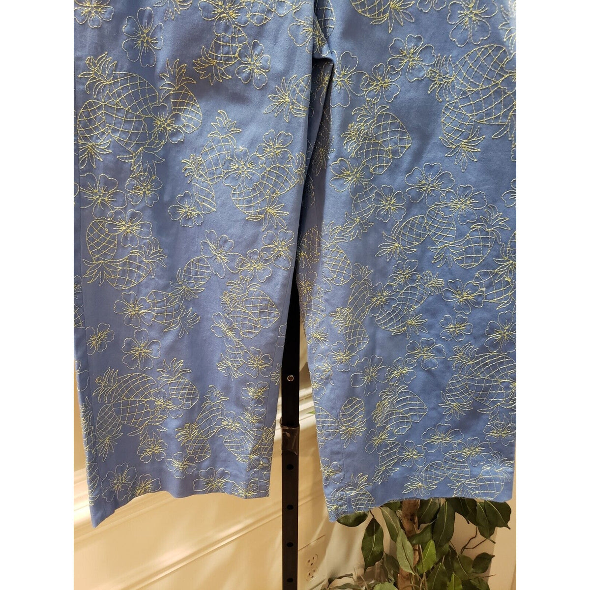 Talbots Embroidered Pineapple Flower Blue & Yellow Stretch Capri Pants Size 4