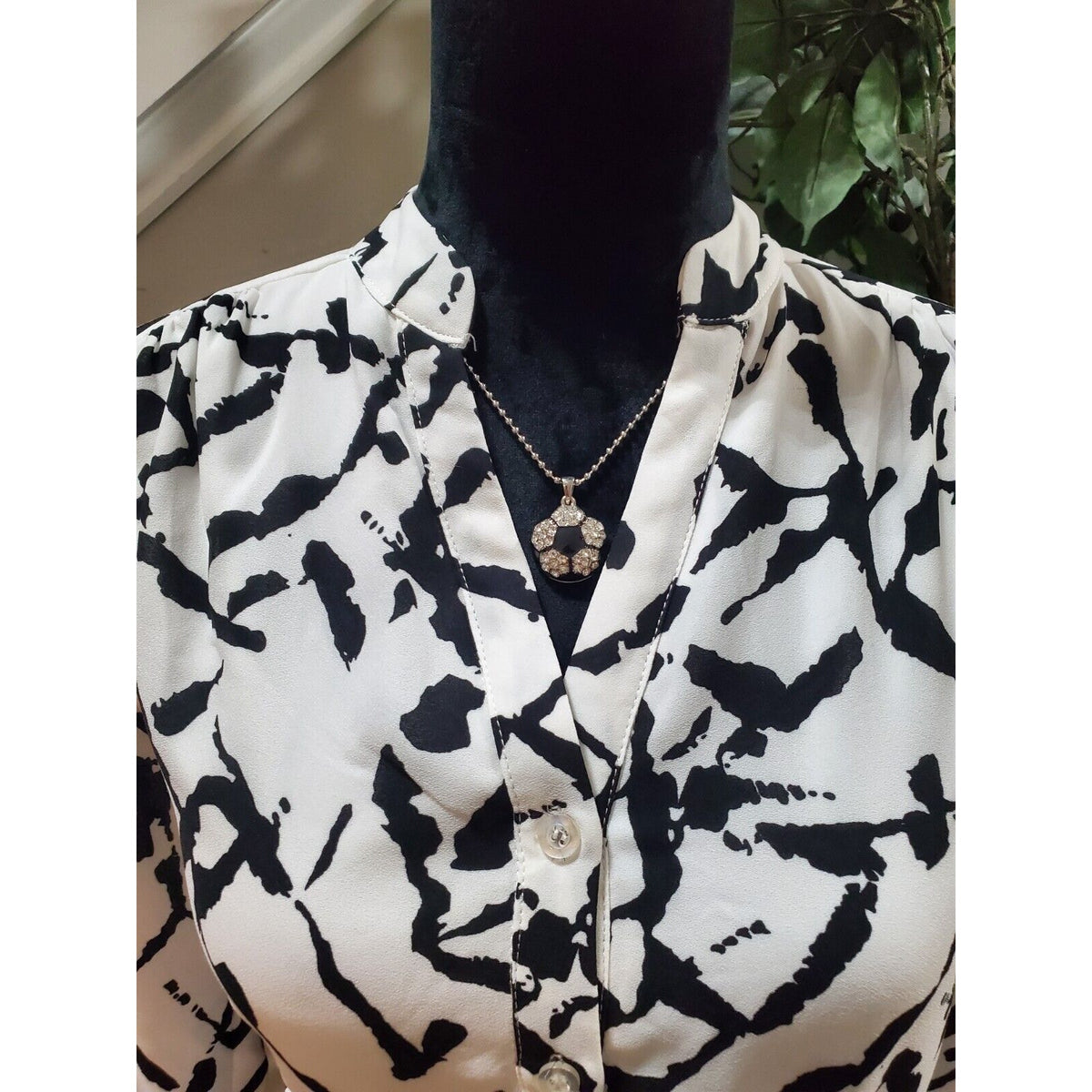 Young Threads Women's Black & White V-Neck Long Sleeve Knee Length Dress Size S