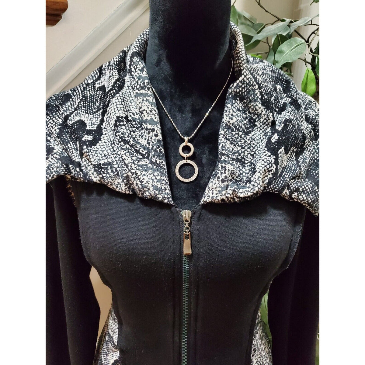 Fleur De Lis Women's Black & White Acrylic Long Sleeve Full Zip Front Jacket S