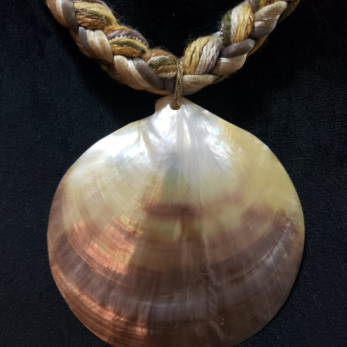 Womens Mother of Pearl Shell Circle Charm Pendant Necklace