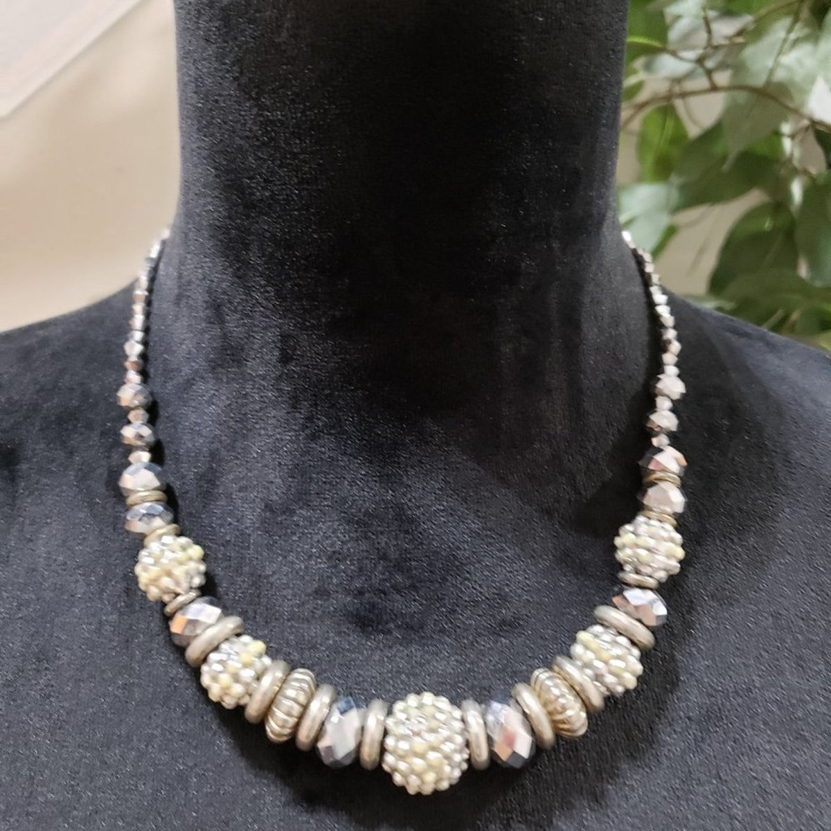 Womens Modern Fashion Chunky Charm Silver Tone Beaded Elegant Collar Necklace