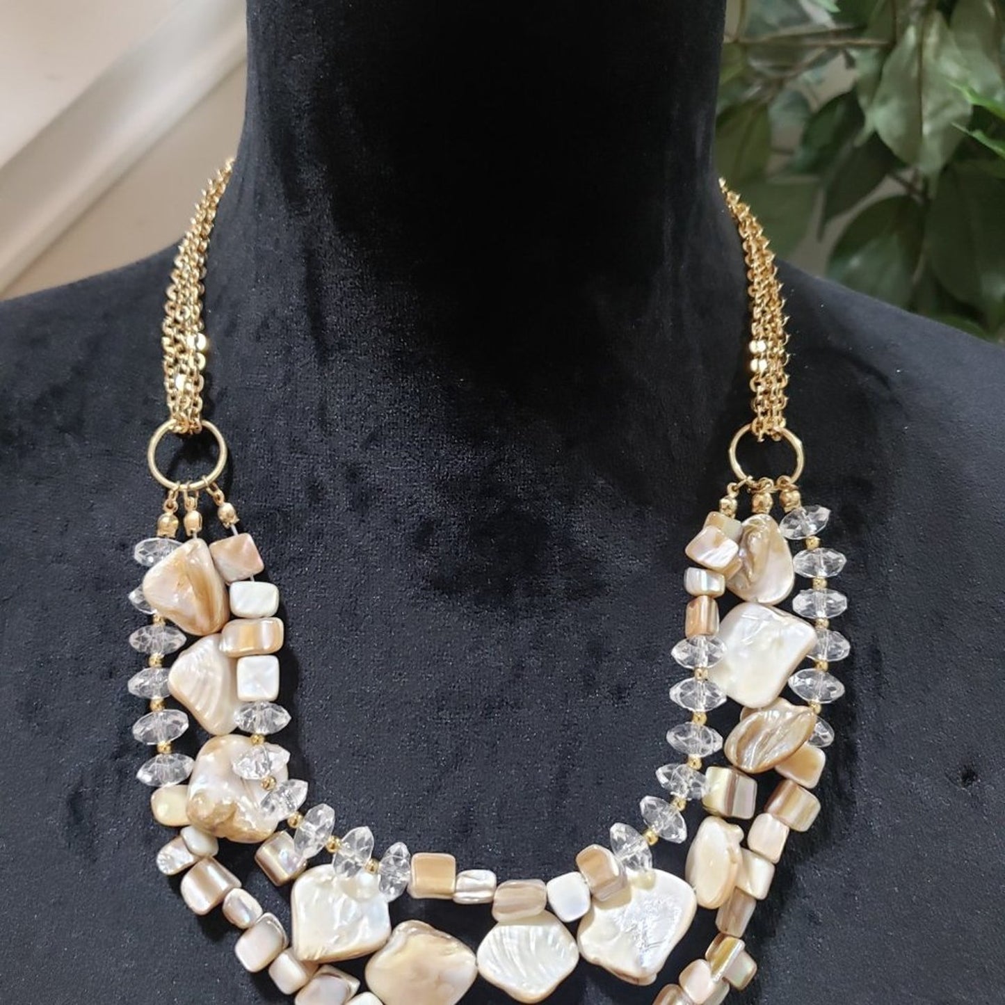 Women Mother of Pearl Sea Shells and Pearl Fashion Necklace
