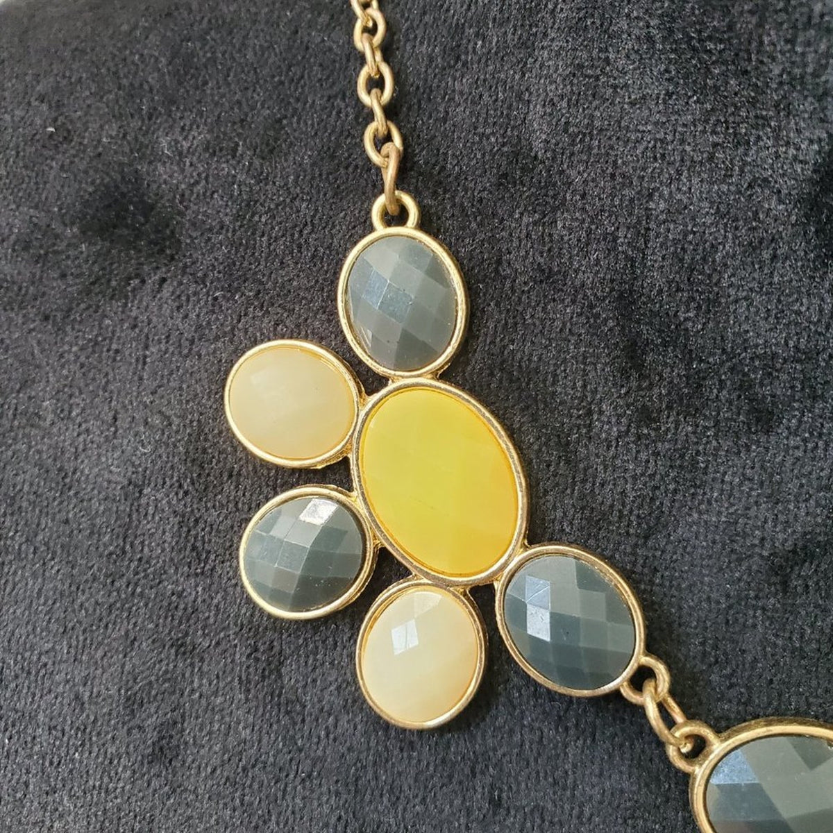 Women's Vintage Charming Charlie Ivory/Gray Tone Statement Necklace