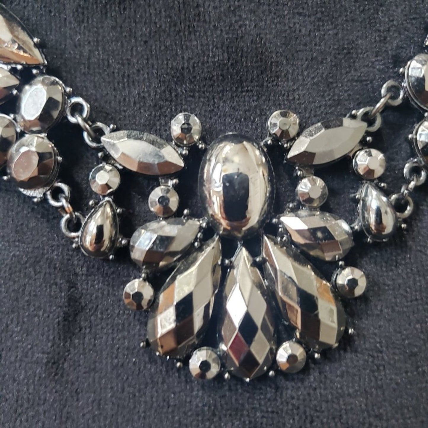 Womens Vintage Brass Tone Rhinestone Beaded Statement Necklace with Lobster Clas