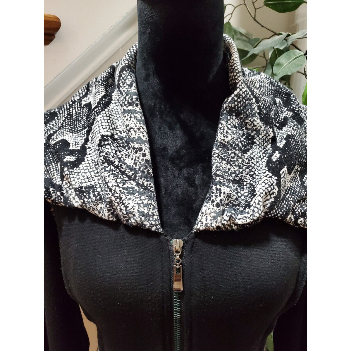 Fleur De Lis Women's Black & White Acrylic Long Sleeve Full Zip Front Jacket S