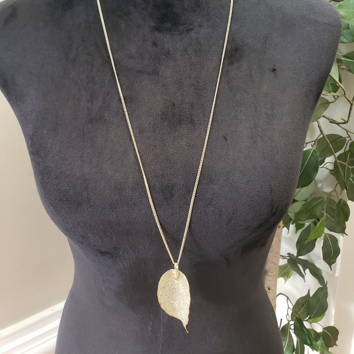 Vintage Womens Gold Plated Textured Filigree Real Leaf Long Pendant Necklace