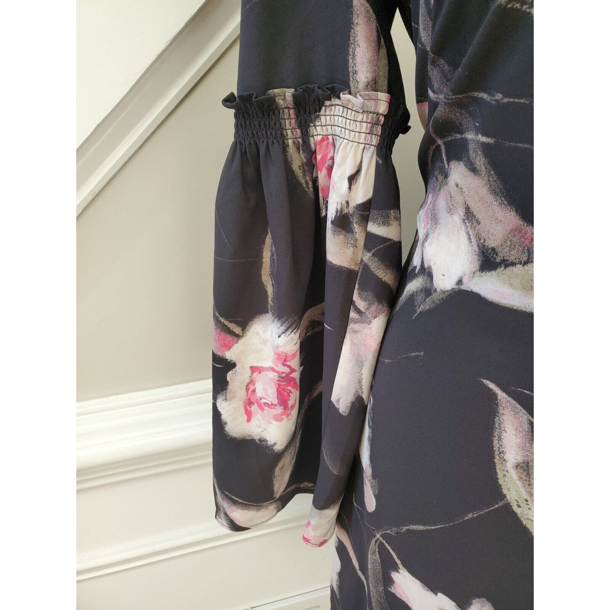 White House Black Market Floral Long Sleeve V Neck Knee Length Dress Size 4