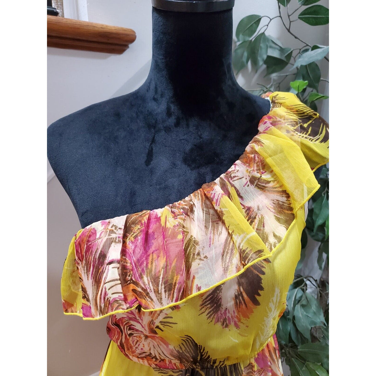 Charlotte Russe Women Yellow Polyester One Shoulder Off Knee Length Dress Size M