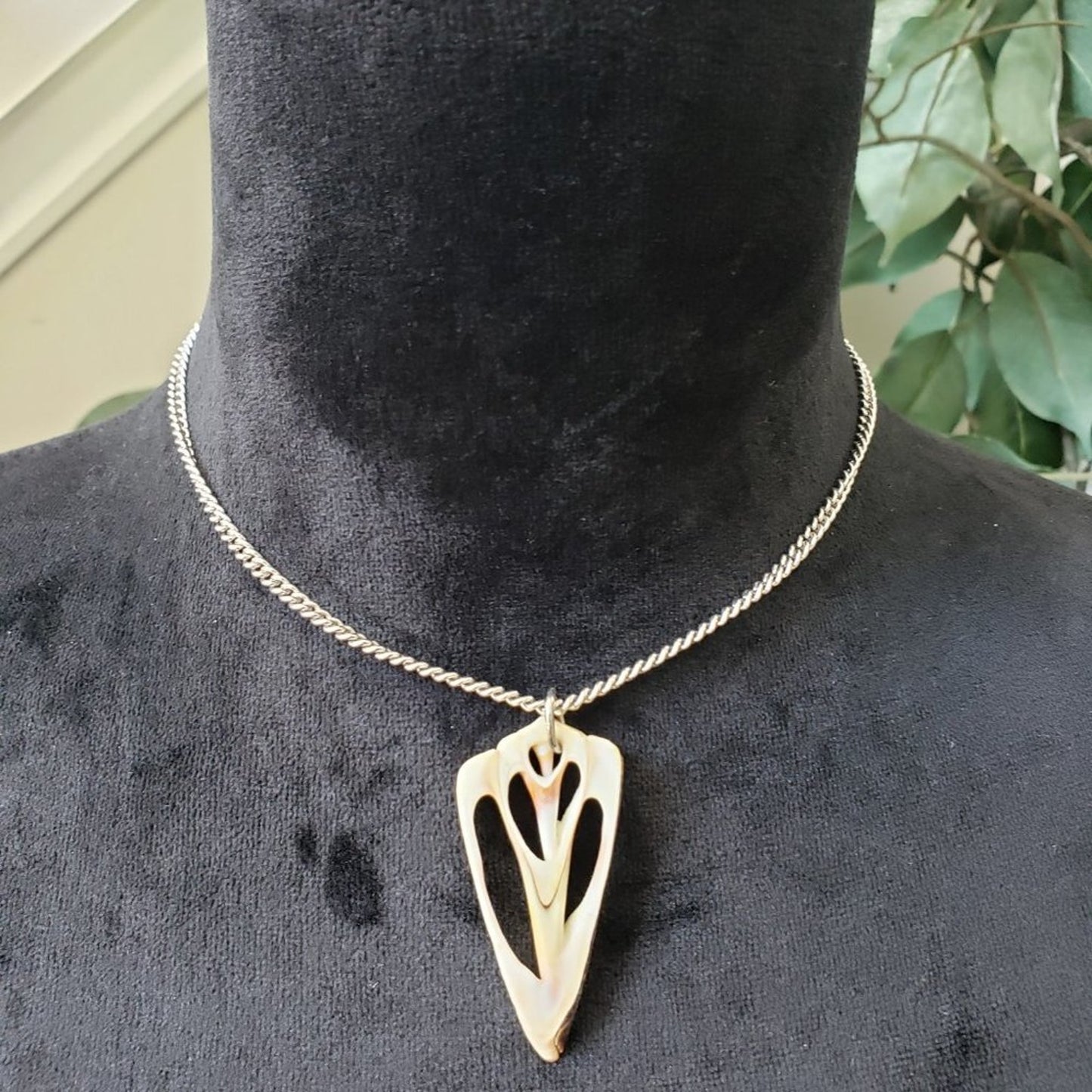 Womens Fashions Silver Trim Triangle Conch Shell Pendant Necklace Lobster Clasp