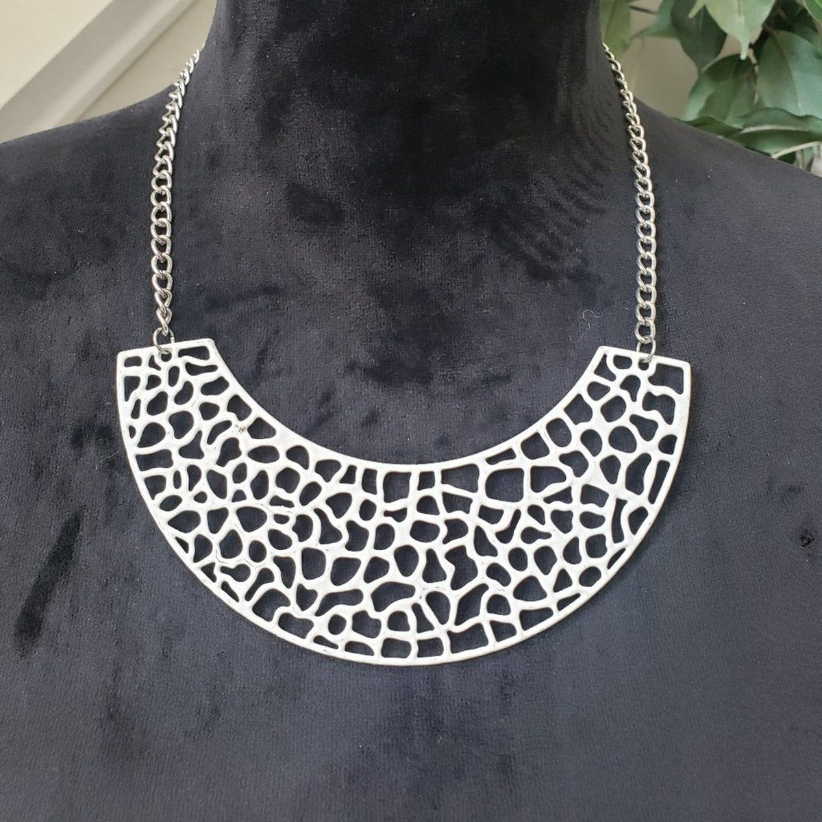 Women's White Geometric Cutout Metal Collar with Silver Chain Necklace