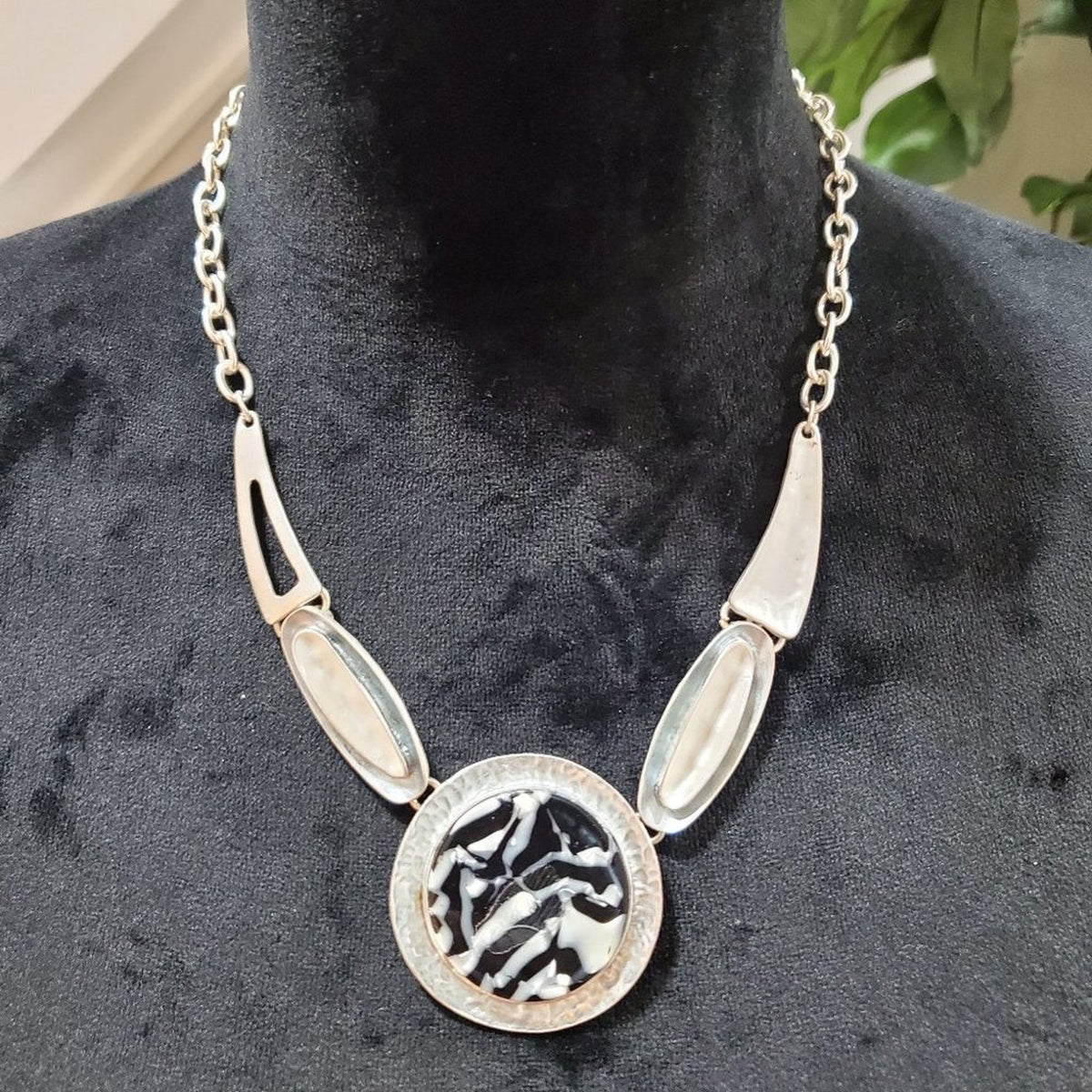 Women's Round White Black Resin Gold Chain Fashion Jewelry Necklace