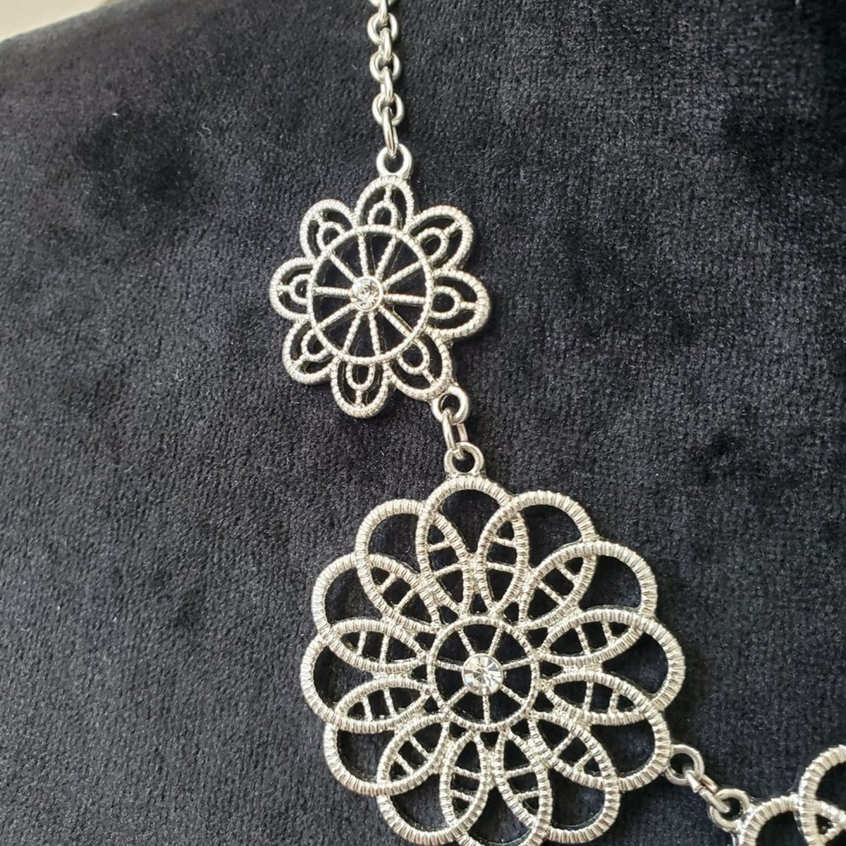 Women's Silver Tone with Flowers Design with Lobster Clasp Necklace